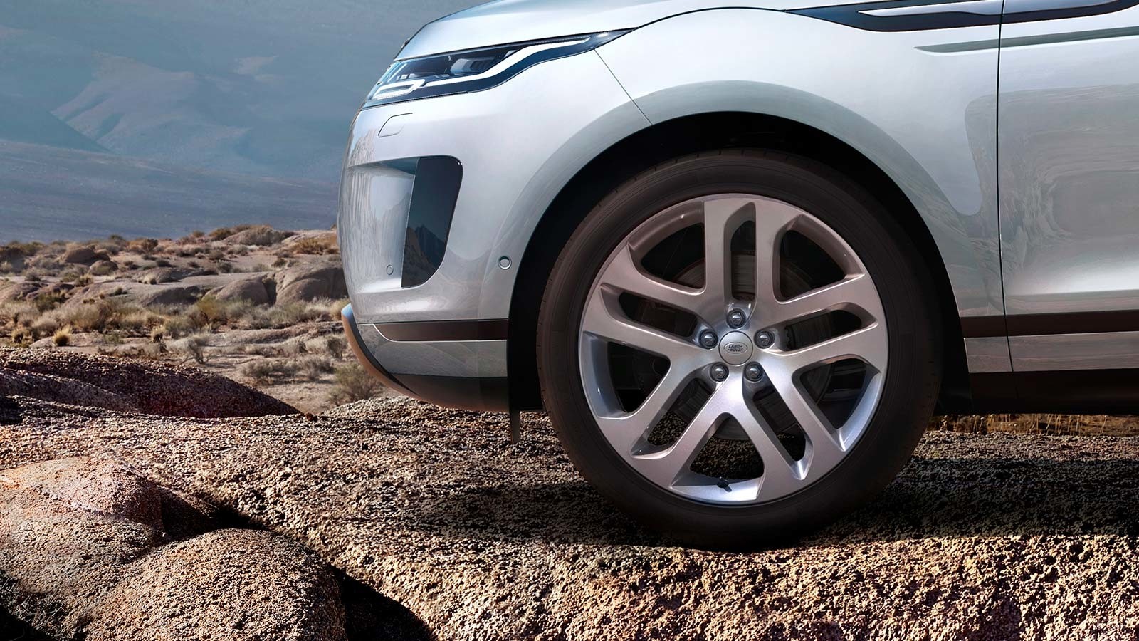 RANGE ROVER EVOQUE na štěrku