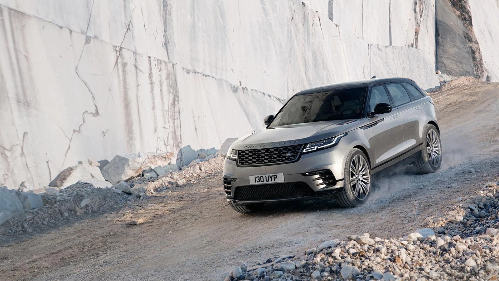 RANGE ROVER VELAR na štěrku